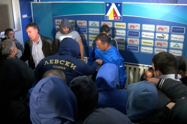 Najsmješniji detalji sa fudbalskih terena u 2013. godini (VIDEO)