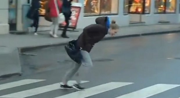 Kada vam oluja ne dozvoljava da pređete ulicu (VIDEO)