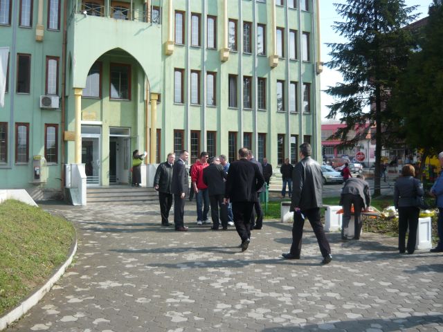 Kasim Selimović sa radnicima blokira zgradu Općine Kalesija