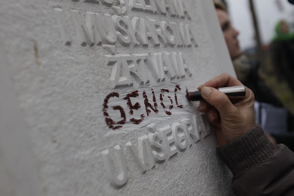 Višegrad: Žrtve karminom dopisale riječ “genocid” na spomen-obilježju
