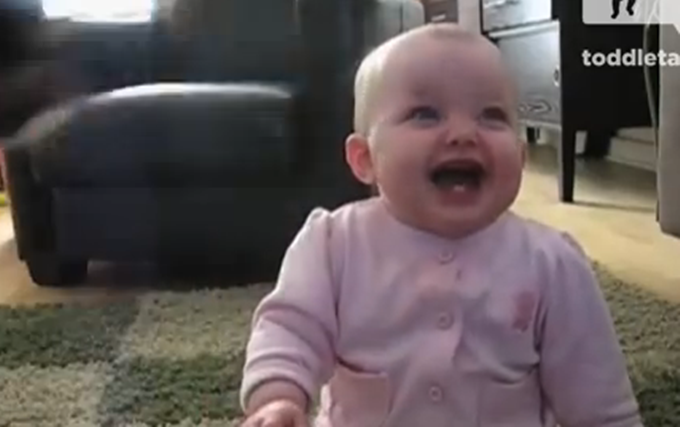 Neodoljivo: Ova beba će vas nasmijati do suza (VIDEO)