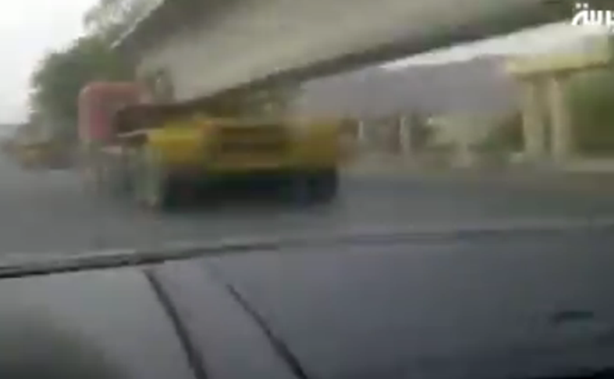 Automobilom prošao ispod šlepera u vožnji! (VIDEO)