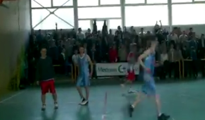 Navijači tuzlanske medrese: Ko ne skače, hodža nije, hej, hej, hej! (VIDEO)