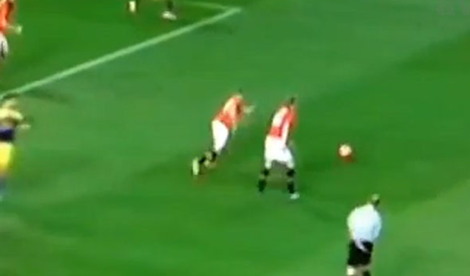 Sudija Dean navijao za Swansea protiv Manchestera? (VIDEO)
