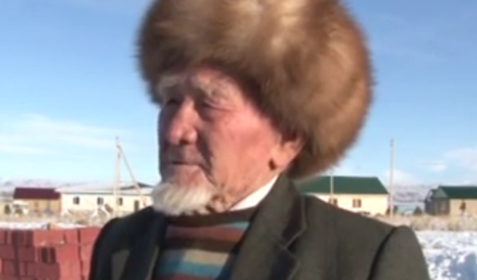 Djed od 83 godine golim rukama razbija kamenje! (VIDEO)