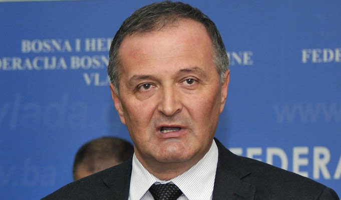 Helez: Vlasti štite lažne invalide