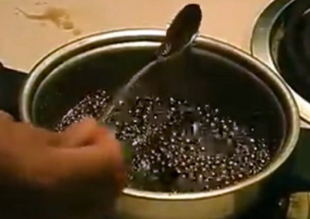 Ovo će vas šokirati: Pogledajte šta se dobije kuhanjem Coca-Cole! (VIDEO)