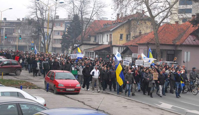 Protesti nezadovoljnih Tuzlaka pred Sudom i Vladom TK