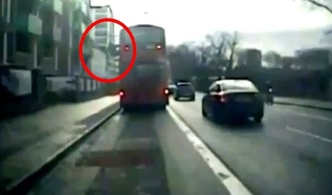 Šokantan snimak: Putnik izbačen kroz prozor autobusa u pokretu (VIDEO)