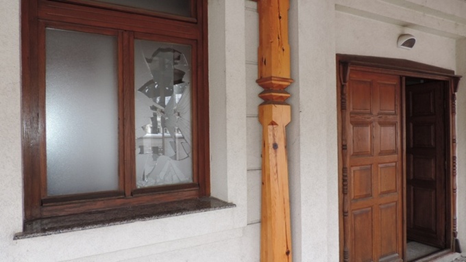 Huligani divljali u bijeljinskoj Atik džamiji (FOTO)