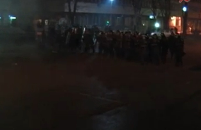 Pogledaje kako je specijalna policija sinoć rastjerala demonstrante u Tuzli!