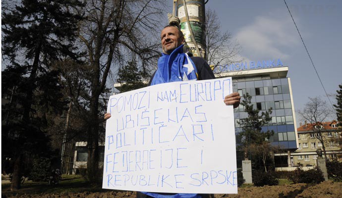 Demonstrant s omčom oko vrata: ‘Pomozi nam Evropo, ubiše nas političari iz FBiH i RS!’