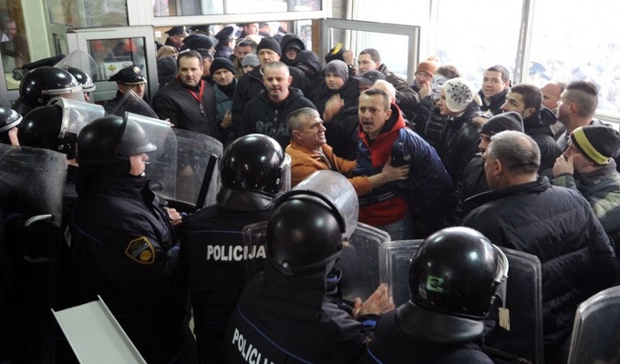 Demonstranti u Tuzli ušli u zgradu Vlade TK, ima povrijeđenih (VIDEO)