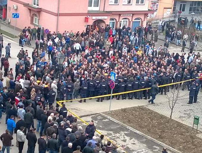 Nekoliko stotina Kalesijaca ispred Općine traži ostavku načelnika Omerovića