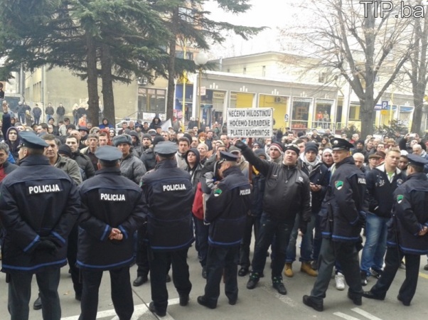 ‘Fukare’ kupile 60 boca solne kiseline pred današnje demonstracije!