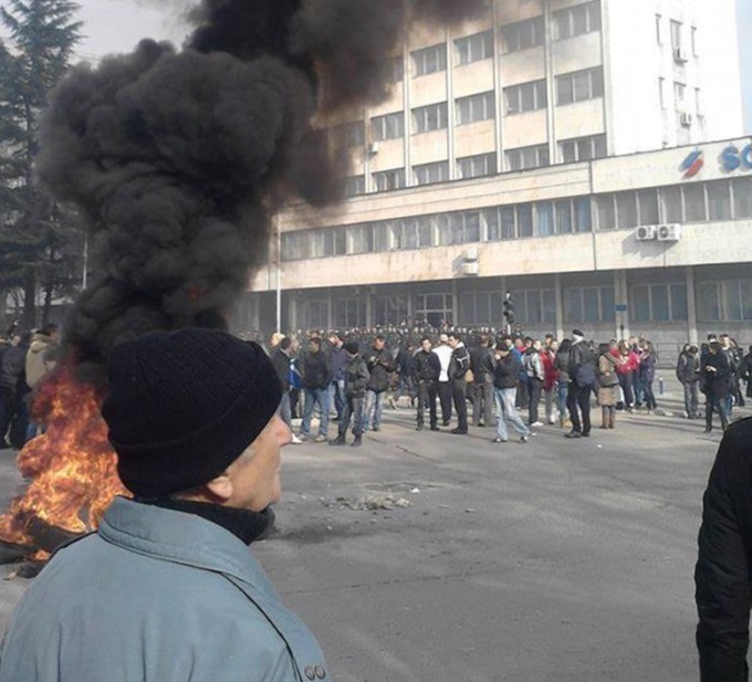 Pogledajte nove snimke sa današnjih protesta u Tuzli koje su snimili građani