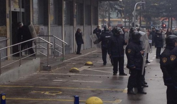 Demonstranti kamenuju zgradu Vlade TK, blokirana saobraćajnica (FOTO)