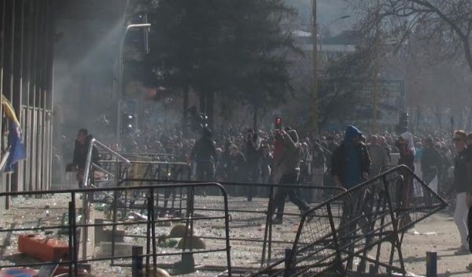 Gori zgrada Vlade TK, pogledajte i VIDEO sa današnjih protesta (FOTO)