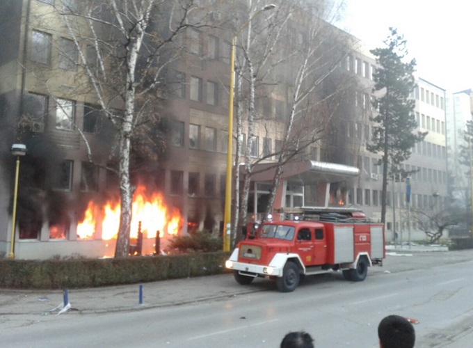 Tuzla: Zapaljena i zgrada Općine Tuzla, policajci se pridružili narodu (VIDEO)