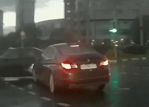 ‘Automobil duh': Šta mislite, je li ovdje riječ o montaži? (VIDEO)