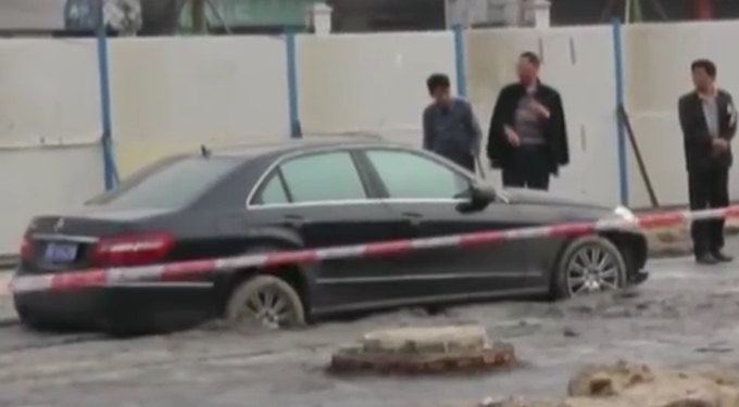 Zaglavio mercedes u svježem betonu jer se pravio pametan (VIDEO)