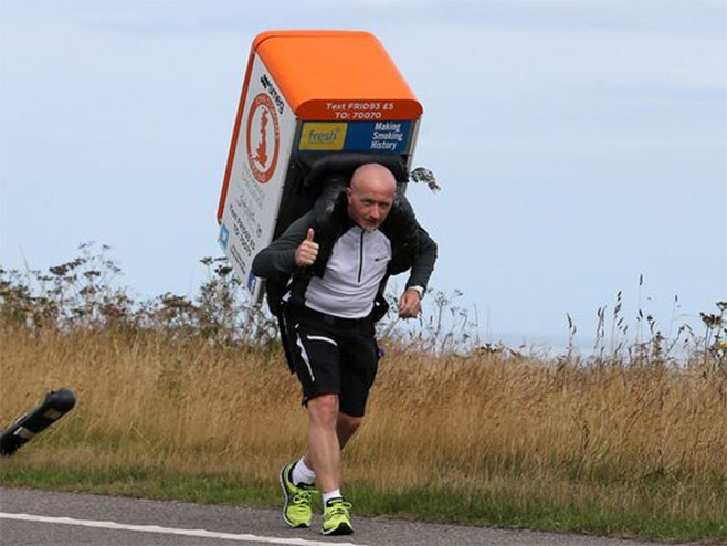 Trči maraton s frižiderom na leđima