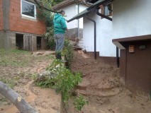 Pogledajte fotografije klizišta iz Starog Teočaka koje ugrožava stambeni objekat (FOTO)