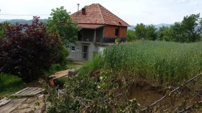 Jedinstven slučaj: Klizište u Vitinici kuću pomjerilo za oko 6 meatra, a kuća nije pukla (VIDEO)