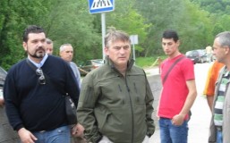 Željko Komšić posjetio ugrožene porodice u Sapni, pomoć stiže sa svih strana (FOTO)