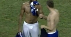 Drogba prišao Džeki i zatražio dres (VIDEO)