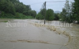 Zvronik: Ugorženo više mjesta na području općine, putna komunikacija prema Sapni u prekidu