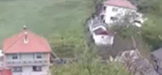 Jeziv snimak: Klizište u Šerićima sravnilo kuće u sekundi! (VIDEO)