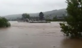 Dramatično u Zavidovićima: Bosna “odnijela” most Duga koji je udario u drugi most (VIDEO)