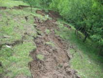 Mali Zvornik: Klizište kod Starog mosta  predstavlja veliku opasnost (FOTO)