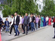 Ispraćaj maturanta MSŠ „Teočak“ : Defile od škole do Općine (FOTO)