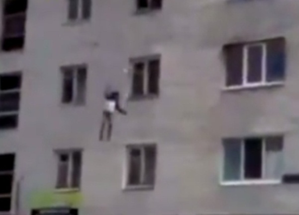 Zastrašujući snimak: Majka u očaju djevojčice bacala sa 4. sprata zgrade (VIDEO)