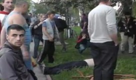 Ukrajinski vojnici krvnički ubijaju nenaoružane civile! ( UZNEMIRUJUĆI VIDEO)