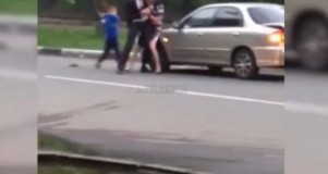 Bijesni vozač tukao mu oca, a onda se umiješao sin…(VIDEO)