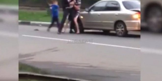 Bijesni vozač tukao mu oca, a onda se umiješao sin…(VIDEO)