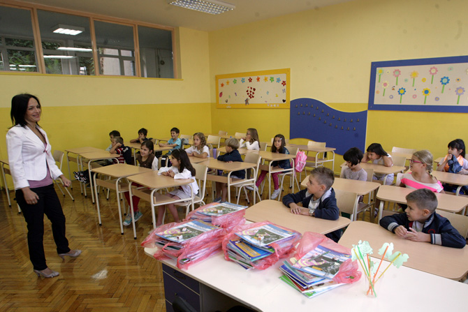 Biseri učenika: ‘Sva bića, kad ostare, umru. Osim naše učiteljice, ona je još uvek živa’