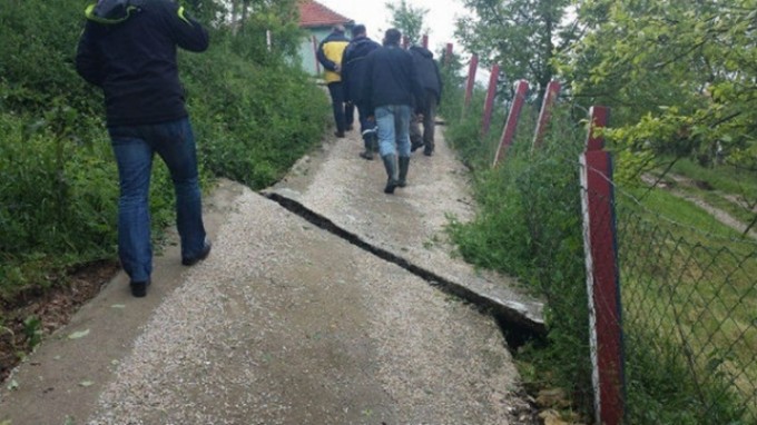 Zvornik: Najteža situacija u Boškovićima, u zemlju tone više od 40 kuća