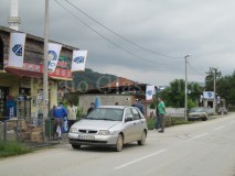 Smetali im ljiljani: Policija mještanima Đulića naredila da skinu zastave sa ulične rasvjete, oni ih postavili u avlije (FOTO)