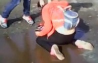 Nasilnice pretukle djevojčicu jer je prelijepa, pa je natjerale da pije vodu iz lokve (VIDEO)
