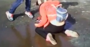 Nasilnice pretukle djevojčicu jer je prelijepa, pa je natjerale da pije vodu iz lokve (VIDEO)