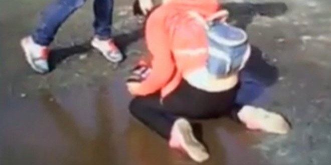 Nasilnice pretukle djevojčicu jer je prelijepa, pa je natjerale da pije vodu iz lokve (VIDEO)