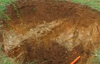 Posjetio ih NLO? U Knjaževcu preko noći na njivi nikla rupa od 7 metara! (VIDEO)