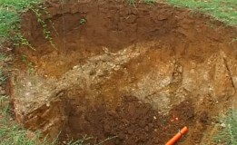 Posjetio ih NLO? U Knjaževcu preko noći na njivi nikla rupa od 7 metara! (VIDEO)