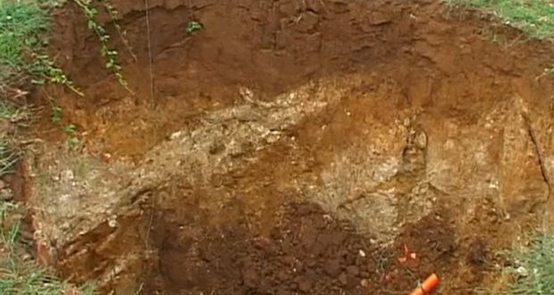 Posjetio ih NLO? U Knjaževcu preko noći na njivi nikla rupa od 7 metara! (VIDEO)