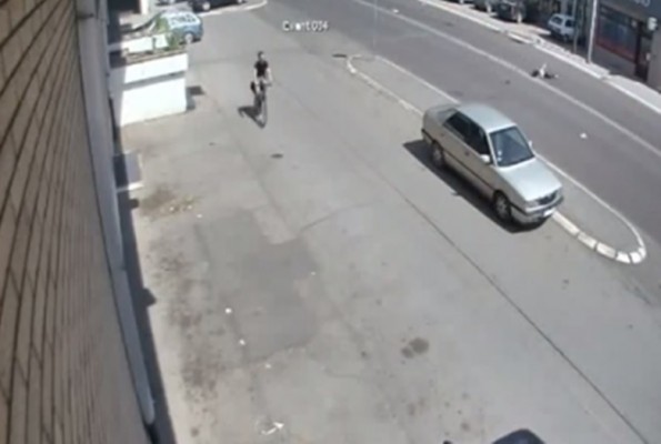 Još jedan stravičan snimak iz Srbije: Vozilom udario djevojku pri punoj brzini (VIDEO)