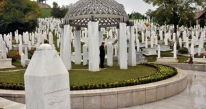 Na mezaru Alije Izetbegovića 38-godišnjak urezao riječ ‘kašikara’